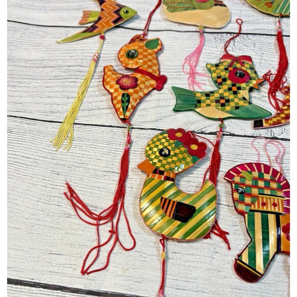 Vtg Woven Straw Bamboo Christmas Ornaments Lot 12 Vibrant Colors Animals Tassels - Picture 5 of 5